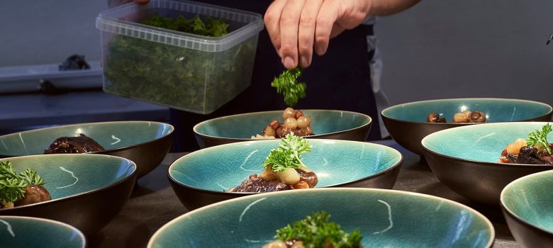 Madanretning af køkken medarbejder